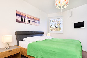 Schlafzimmer mit Doppelbett, Ferienwohnung in Grömitz